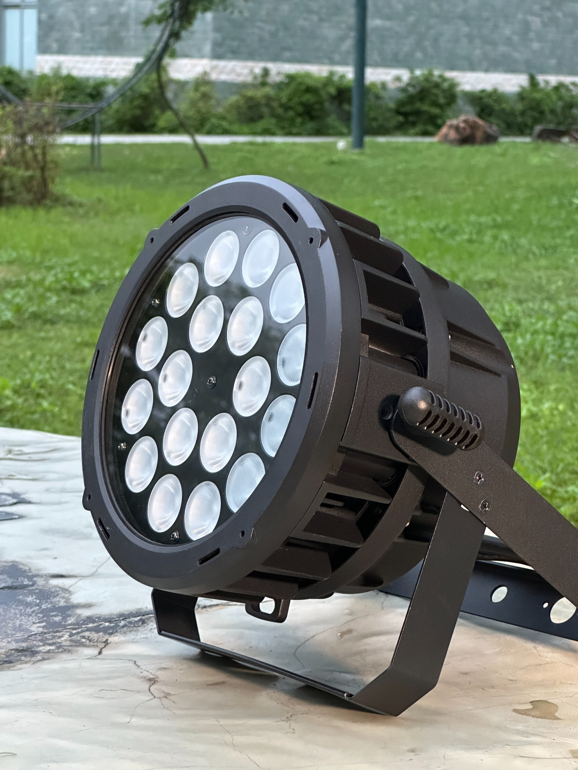18×10W LED Weatherproof Full-Color Par Light - 图片 2